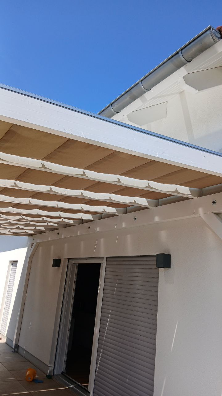 Seilspannmarkise unter der Terrassenüberdachung