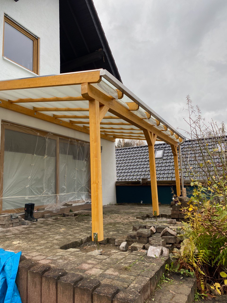 Seilspannmarkise unter einer Holz-Terrassenüberdachung