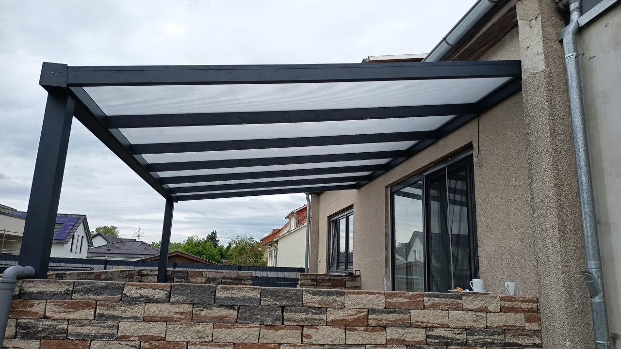 Unteransicht einer Alu-Terrassenüberdachung mit Sparren und Stegplatten