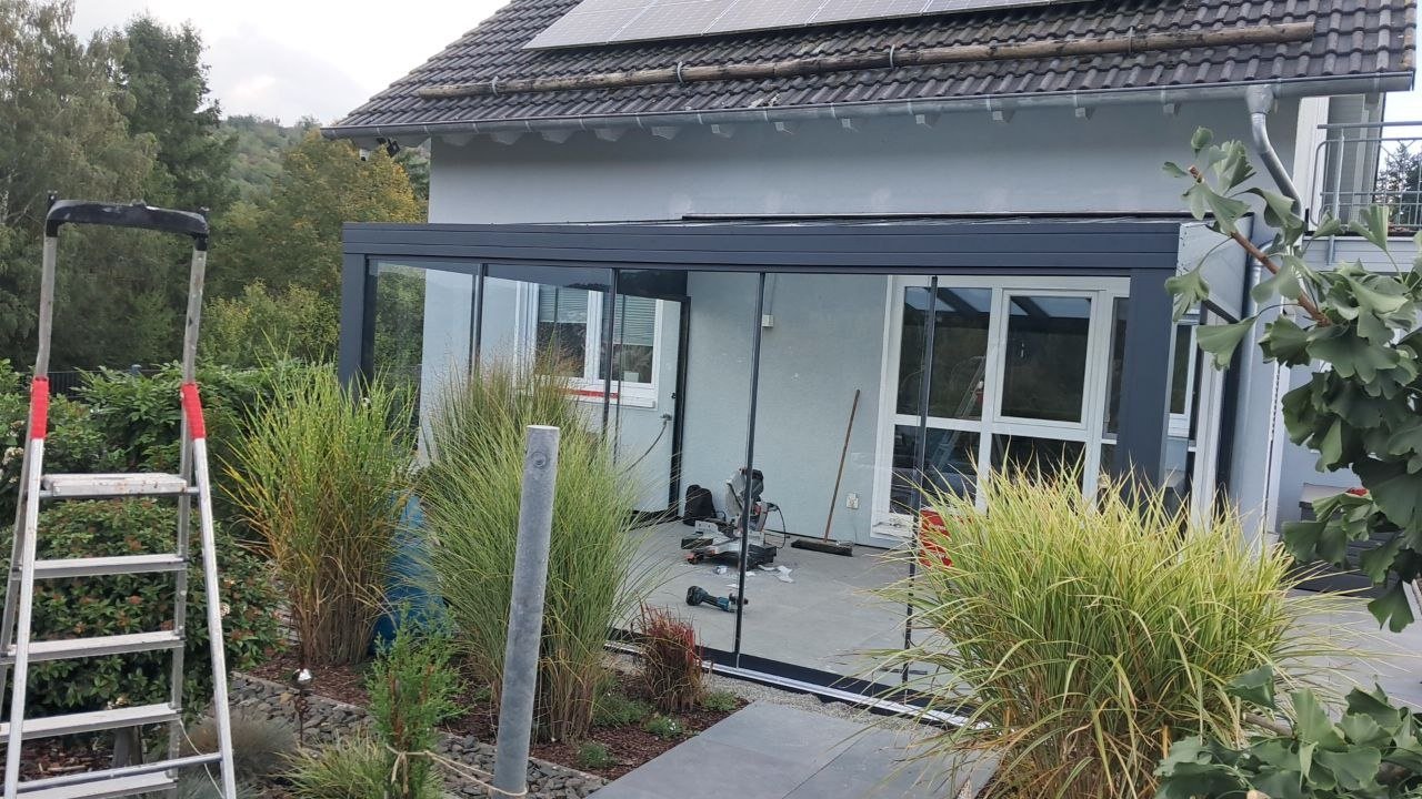 Montage einer Alu-Terrassenüberdachung mit Glasschiebewand durch das Montageteam