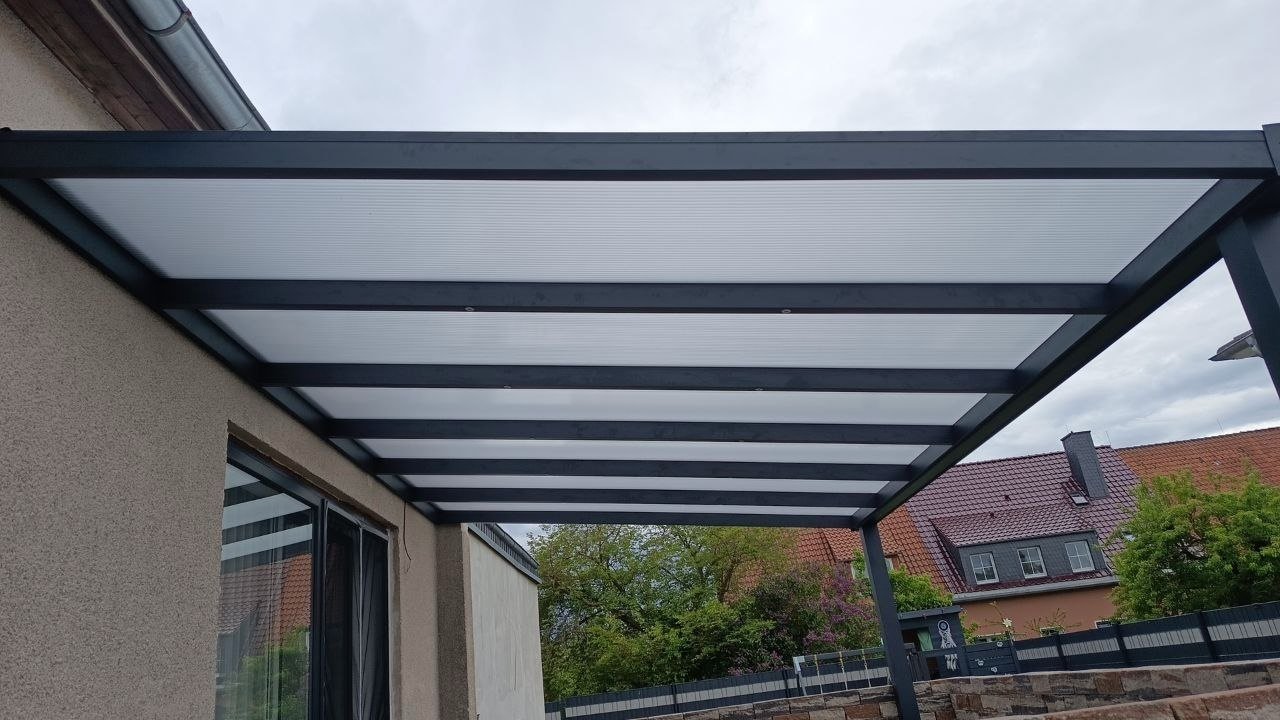 Sparren und Pfetten einer Aluminium-Terrassenüberdachung von unten