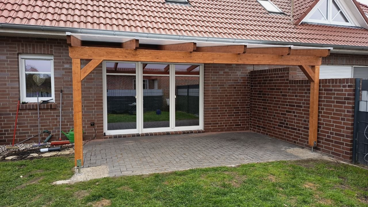 Holzkonstruktion mit sichtbaren Pfosten und Pfetten