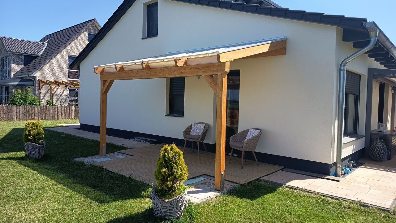 Holz-Terrassenüberdachung aus BSH-Leimholz mit transparenter Dacheindeckung