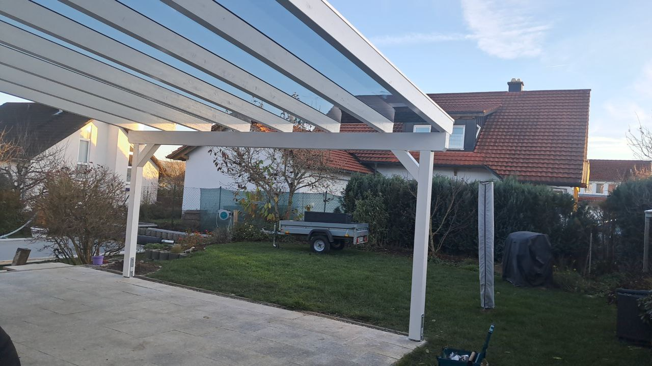 Sparren und Pfetten aus BSH-Leimholz von unten gesehen