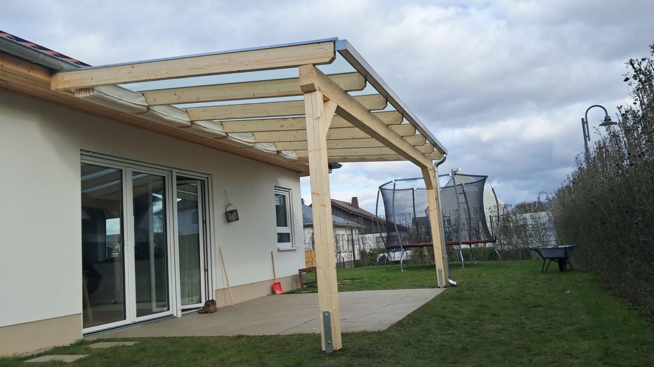 Holz-Terrassenüberdachung als Wandmontage am Haus
