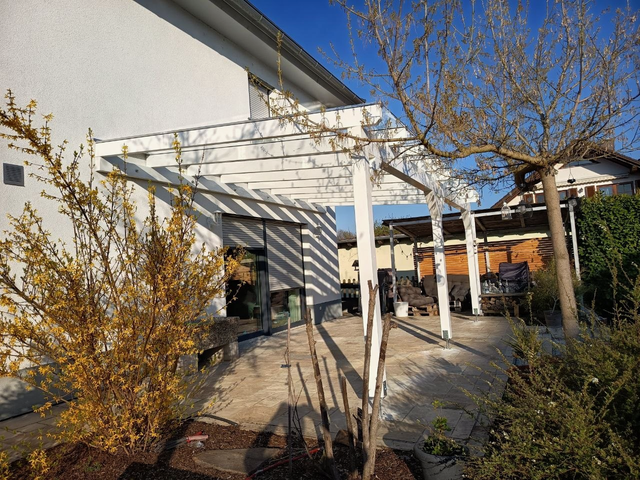 Holz-Terrassenüberdachung über der gesamten Terrassenbreite